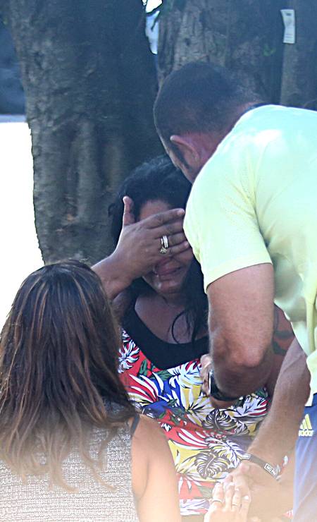 A dor da notícia, uma mãe se desespera quando sabe da morte de seu filho | Foto: Fabiano Rocha / Fabiano Rocha
