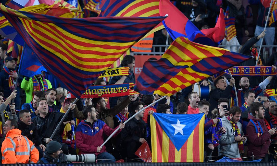 Torcedores do Barcelona balançam bandeiras separatistas durante partida contra Real Madri no estádio Camp Nou Foto: LLUIS GENE/06-02-2019 / AFP