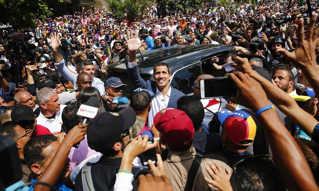 As manifestações de rua contra o governo Maduro nunca foram tão grandes. Abaixo, Juan Guaidó participa de ato em Caracas no sábado dia 2 Foto: Marco Bello / Agência O Globo
