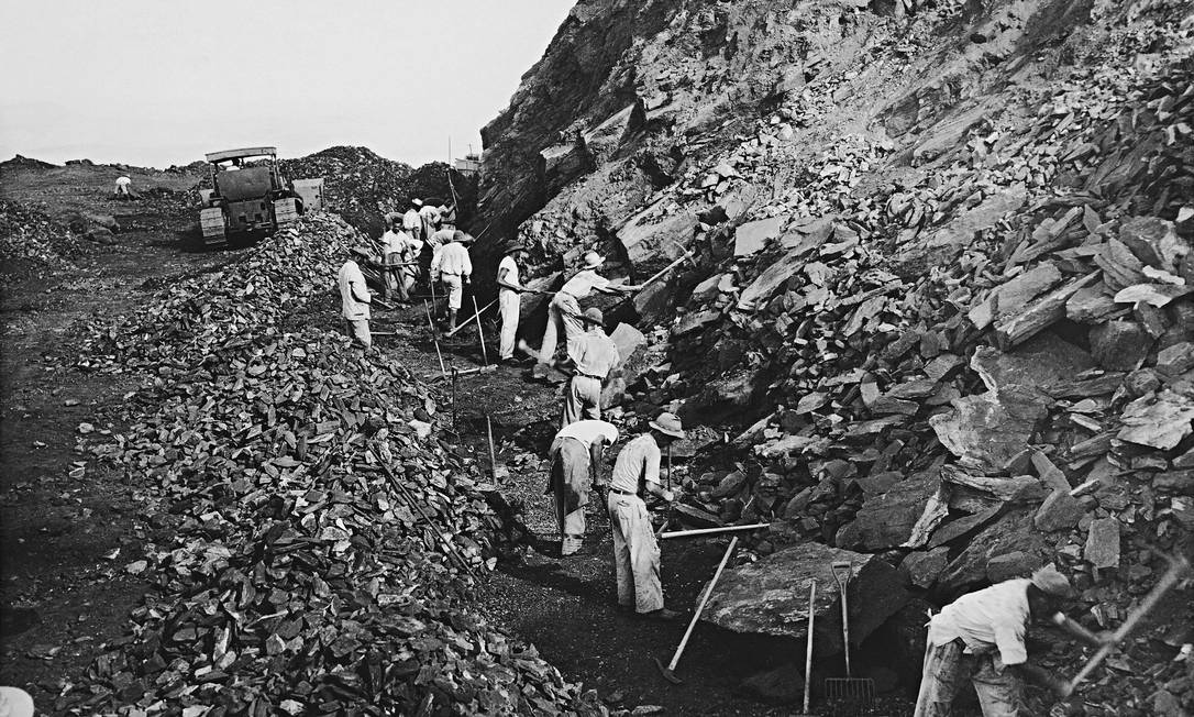 Mineração em Itabira (imagem do livro "Maquinação do mundo",de José Miguel Wisnik) Foto: Divulgação