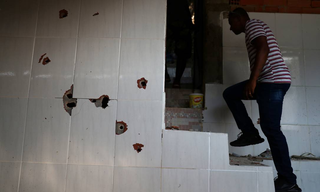 Em casa onde traficantes foram mortos, há várias marcas de tiro Foto: PILAR OLIVARES / REUTERS