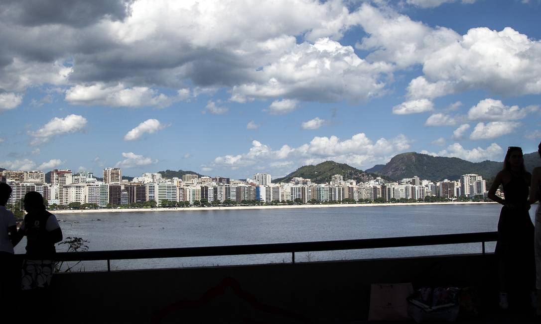 O mais querido. Orla de Icaraí vista do MAC: bairro é o mais procurado Foto: Hermes de Paula /
Agência O Globo