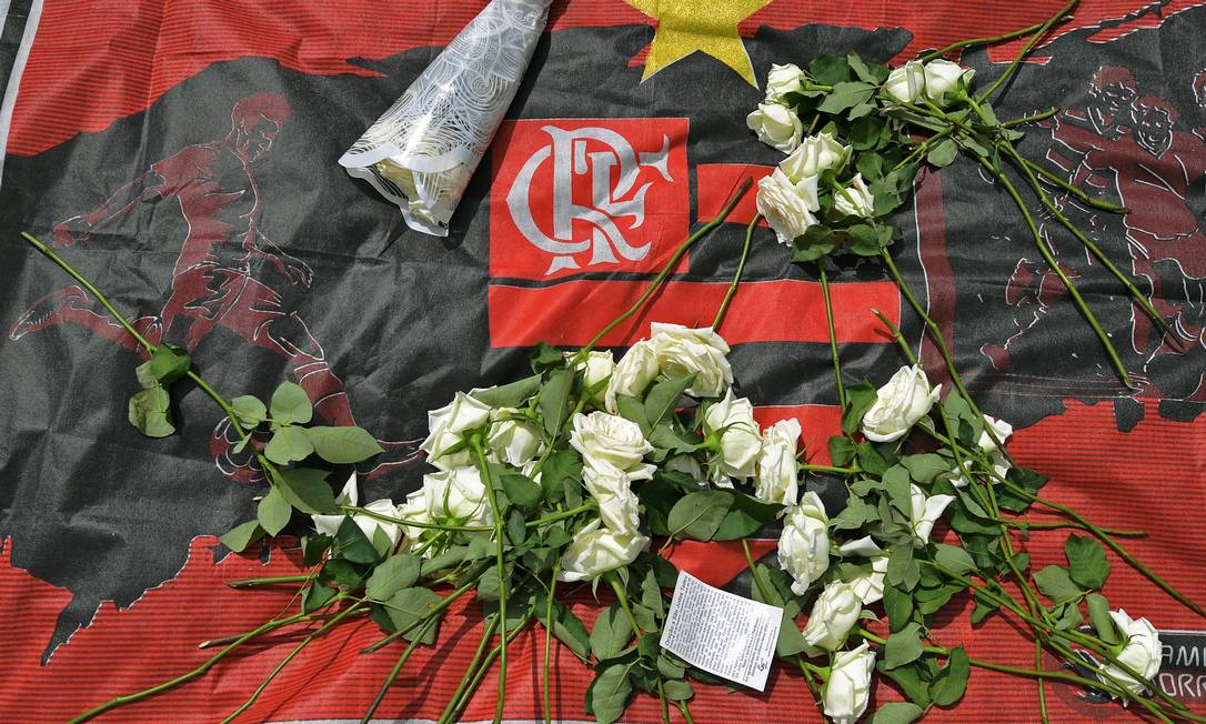 Memorial em homenagem às vítimas da tragédia no Ninho do Urubu Foto: CARL DE SOUZA / AFP