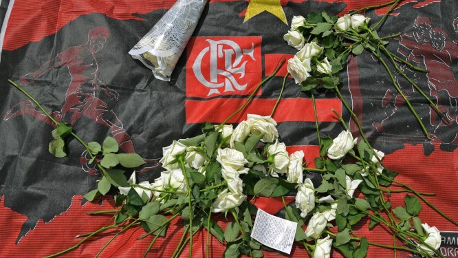 Memorial em homenagem Ã s vÃ­timas da tragÃ©dia no Ninho do Urubu Foto: CARL DE SOUZA / AFP