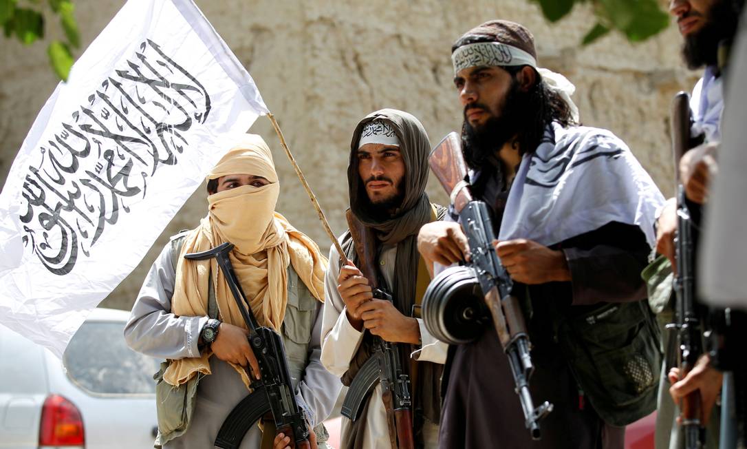 Combatentes do talibã celebram cessar-fogo em Ghanikhel, na província afegã de Nangarhar Foto: Parwiz Parwiz / REUTERS