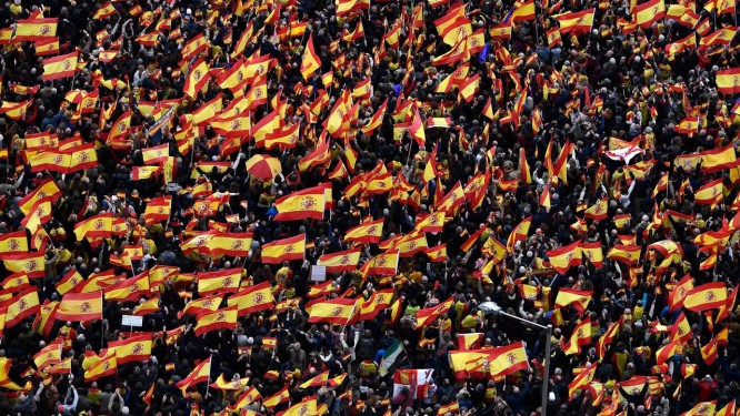 
Milhares de espanhóis participam da manifestação convocada pelos partidos de centro-direita e extrema direita PP, Ciudadanos e Vox contra o governo do primeiro-ministro Pedro Sanchez
Foto: AFP/PIERRE-PHILIPPE MARCOU