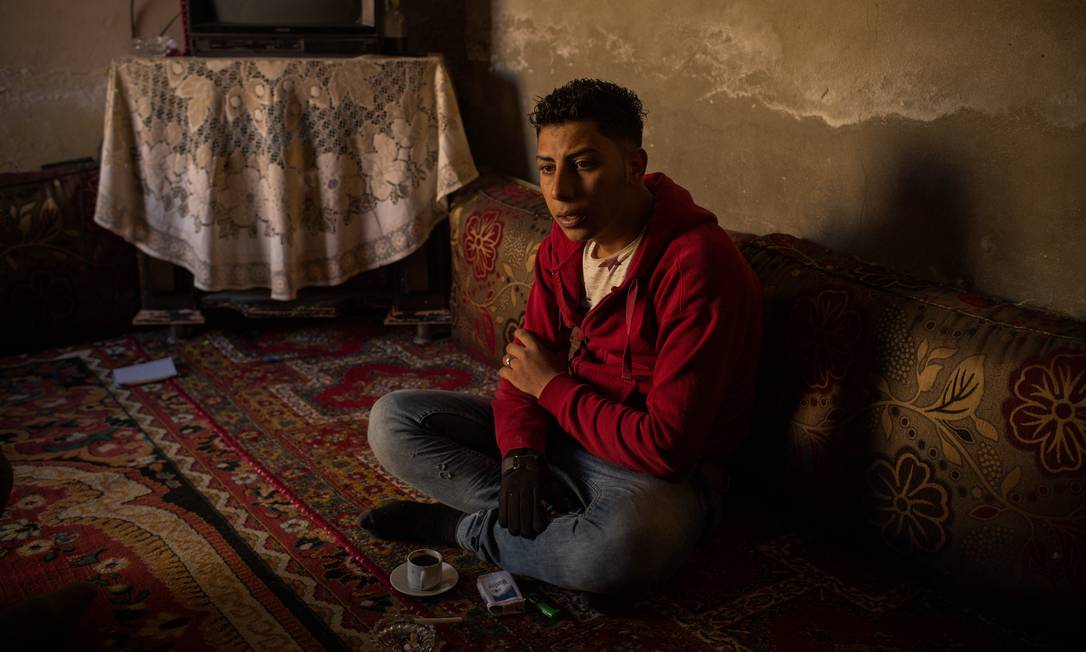 
Abed Shebab, de 19 anos, teve sua mão decepada por integrantes do Estado Islâmico ao ser acusado de furtar peças de motocicletas em Raqqa
Foto:
Yan Boechat
