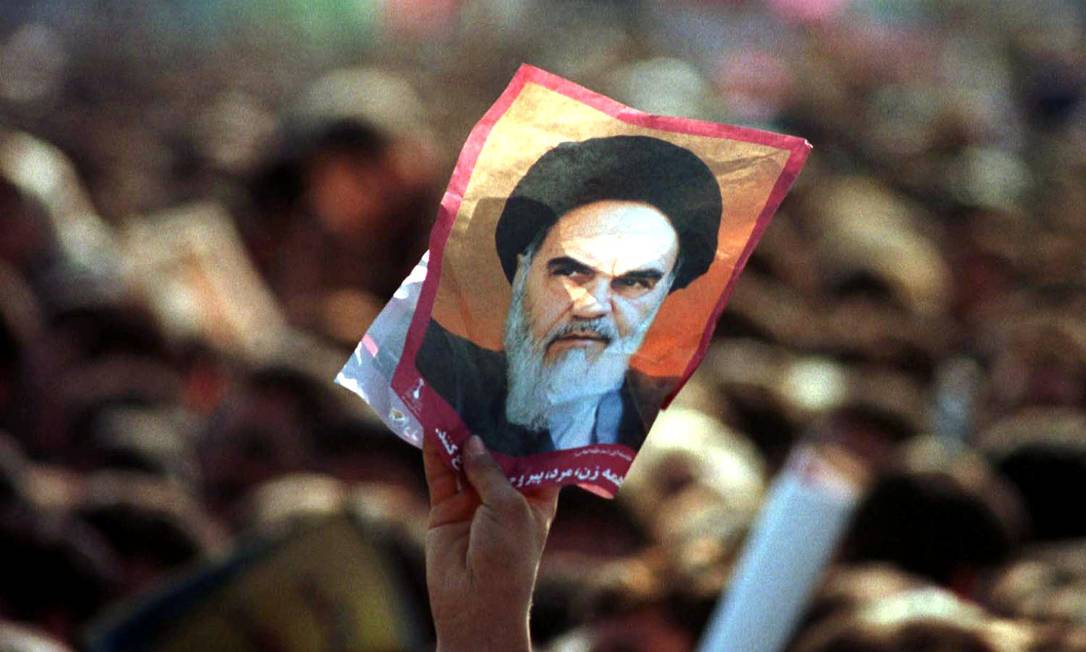 Manifestante segura foto do líder da Revolução Islâmica, aitolá Khomeini Foto: DAMIR SAGOLJ / REUTERS