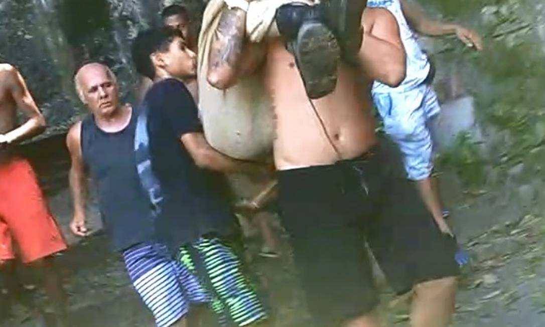 Vídeo mostra moradores descendo corpo do Morro dos Prazeres Foto: Reprodução 