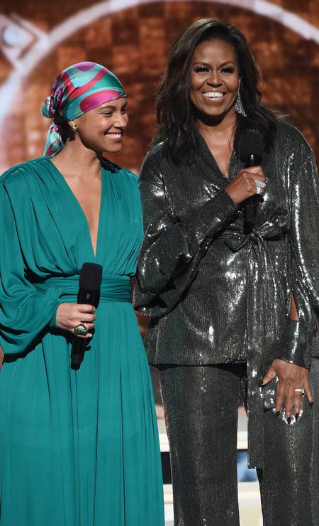 Segura essa dupla! O Grammy 2019 teve Michelle Obama, de Sachin & Babi, ao lado de Alicia Keys Foto: Kevin Mazur / Getty Images for The Recording A