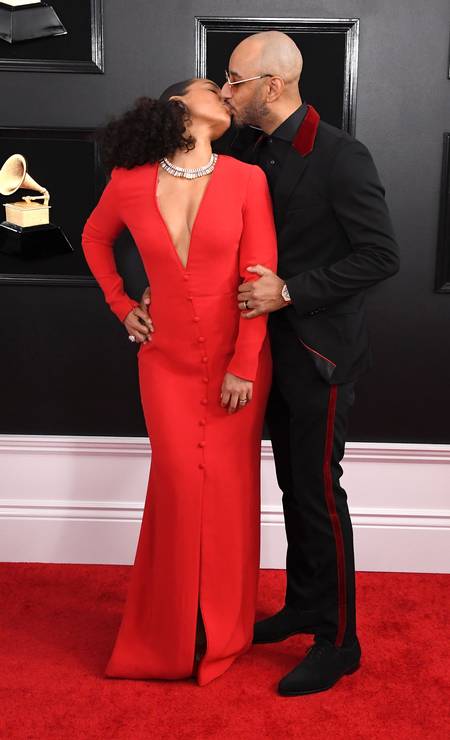 Apresentadora do Grammy 2019, Alcia Keys parou o tapete vermelho ao beijar o marido, o produtor Swizz Beatz Foto: Steve Granitz / WireImage