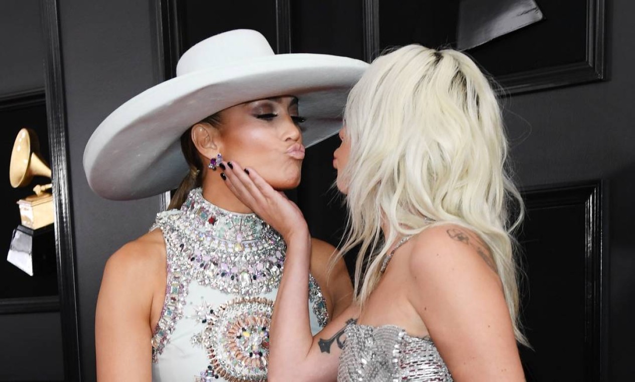 Rolou um beijo entre Jennifer Lopez e Lady Gaga Foto: Kevin Mazur / Getty Images for The Recording A