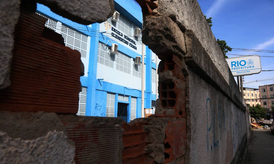Escola Municipal Clementino Fraga, em Bangu, tem lixo na entrada e buracos no muro Foto: FABIANO ROCHA / Agência O Globo