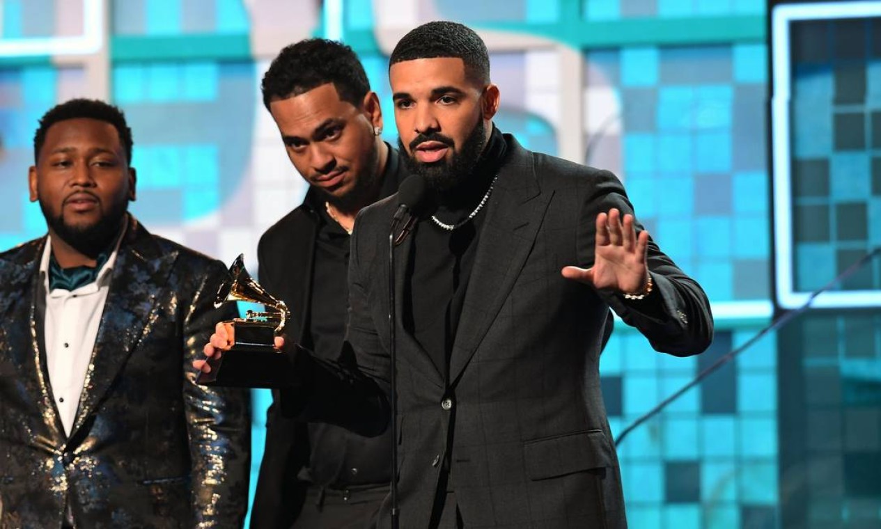 Vencedor na categoria melhor música de rap com "Gods plan", o canadense Drake teve seu discurso cortado no meio. A produção alegou que, diante da pausa do rapper, tinha entedido que a fala estava encerrada. Climão ou não, logo entraram os comerciais... Foto: ROBYN BECK / AFP