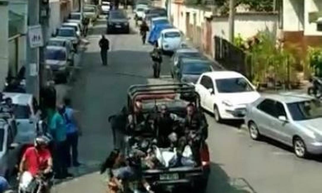 Corpos na viatura: vídeo mostra ação de policiais militares em Santa Teresa Foto: Reprodução