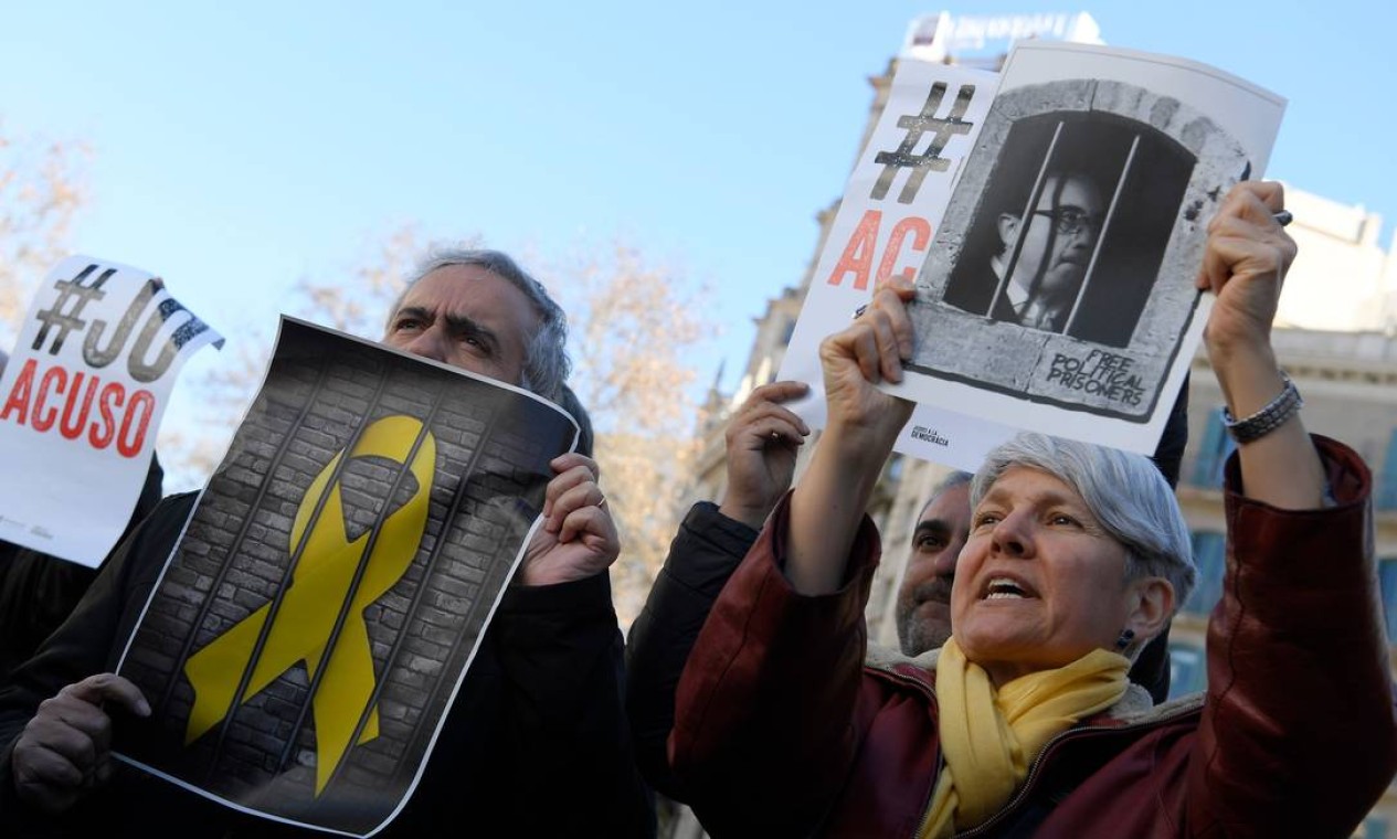 Manifestantes exibem cartazes com a imagem do político separatista Josep Rull Foto: LLUIS GENE / AFP