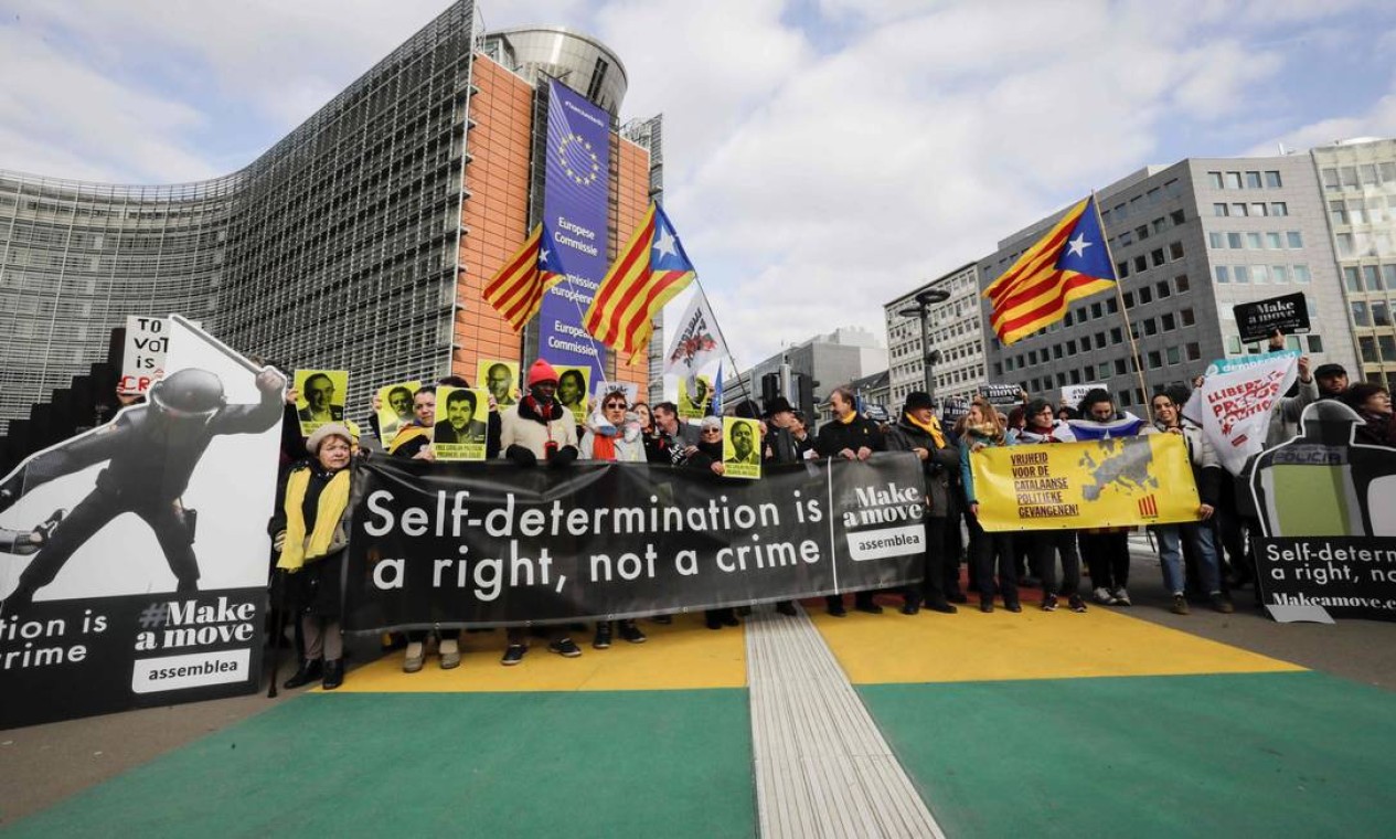 Manifestantes em frente à sede da União Europeia, em Bruxelas, em apoio aos 12 líderes separatistas catalães envolvidos em uma tentativa de romper com a Espanha e que são julgados em Madri Foto: THIERRY ROGE / AFP