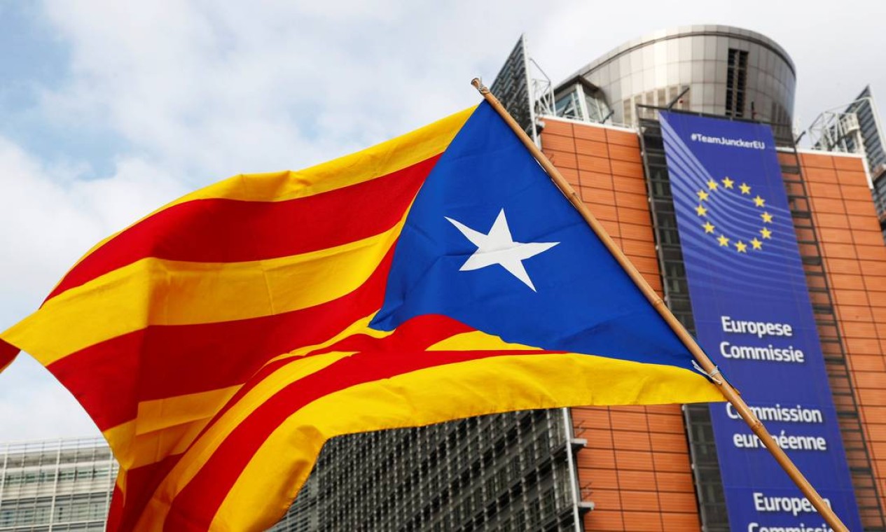 Uma bandeira separatista catalã é exibida durante o protesto em frente à sede da Comissão Europeia, em Bruxelas Foto: FRANCOIS LENOIR / REUTERS