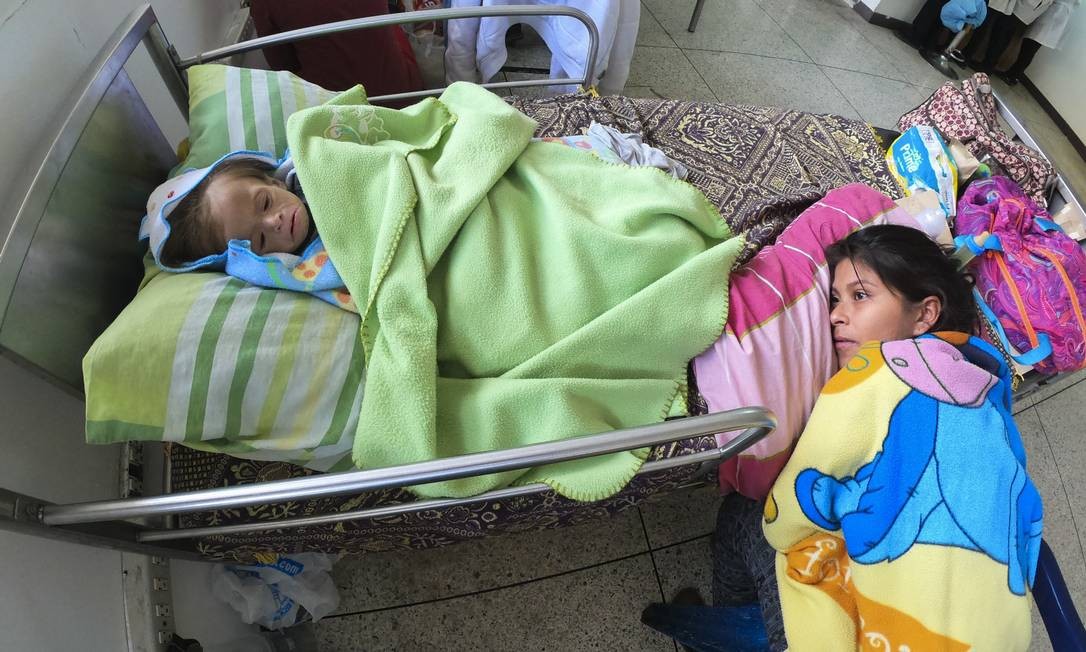 MÃ£e acompanha seu bebÃª desnutrido na cama de um hospital em Maracay, no estado de Aragua, na Venezuela. Drama de mÃ£es e crianÃ§as subnutridas Ã© generalizado no paÃ­s | Foto: YURI CORTEZ / AFP