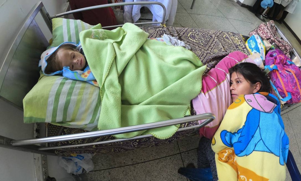 Mãe acompanha seu bebê desnutrido na cama de um hospital em Maracay, no estado de Aragua, na Venezuela. Drama de mães e crianças subnutridas é generalizado no país | Foto: YURI CORTEZ / AFP