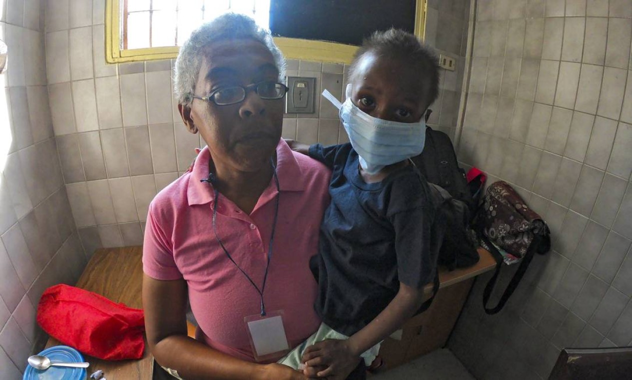 A venezuelana Nury González acompanha o tratamento de seu neto subnutrido Foto: YURI CORTEZ / AFP