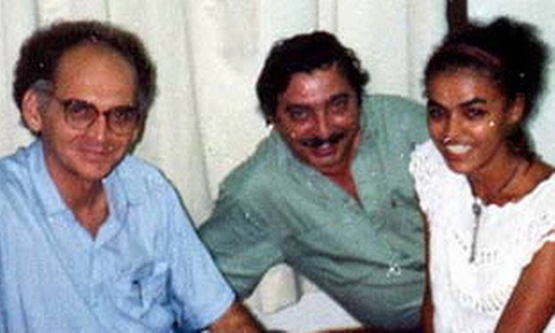 Chico Mendes sorri ao lado do historiador Gregório Filho (à esquerda) e de Marina Silva, que também atuou no movimento sindical no Acre Reprodução