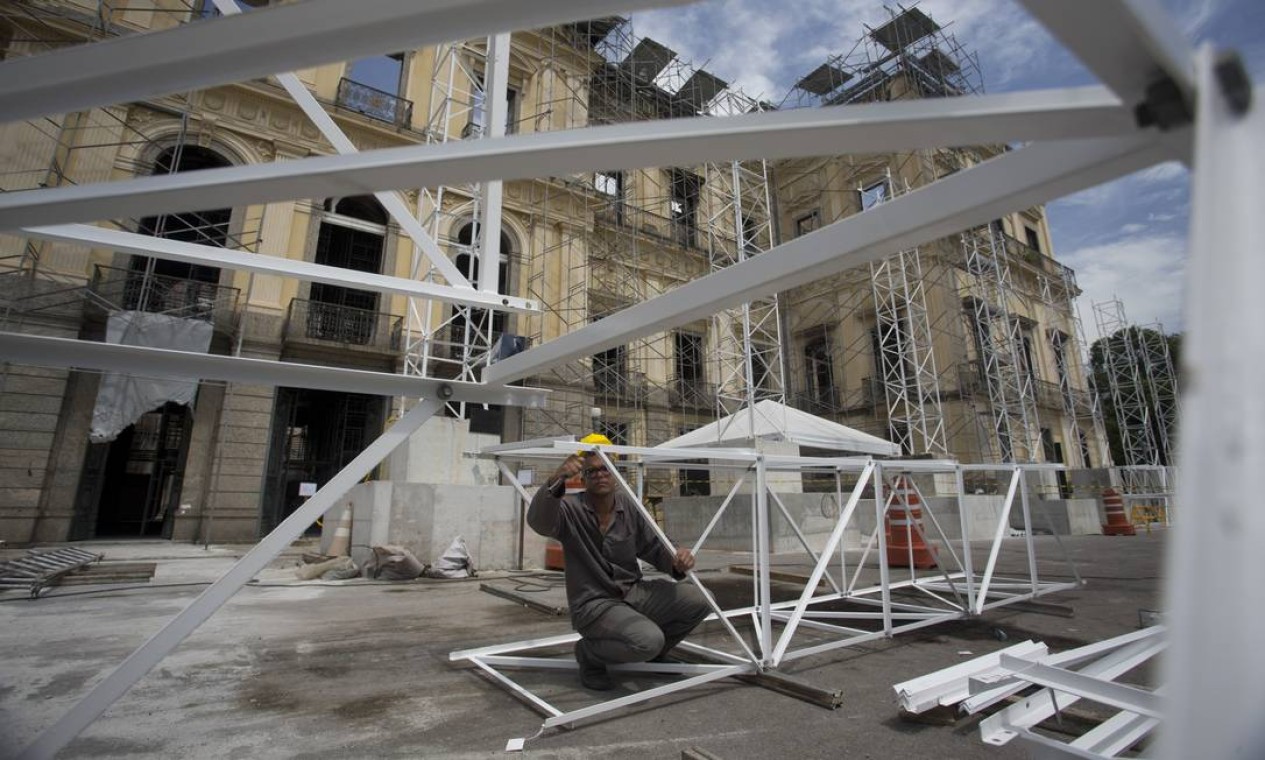 Operário trabalha na montagem do andaime que dará sustentação ao teto provisório do museu Foto: Márcia Foletto / Agência O Globo