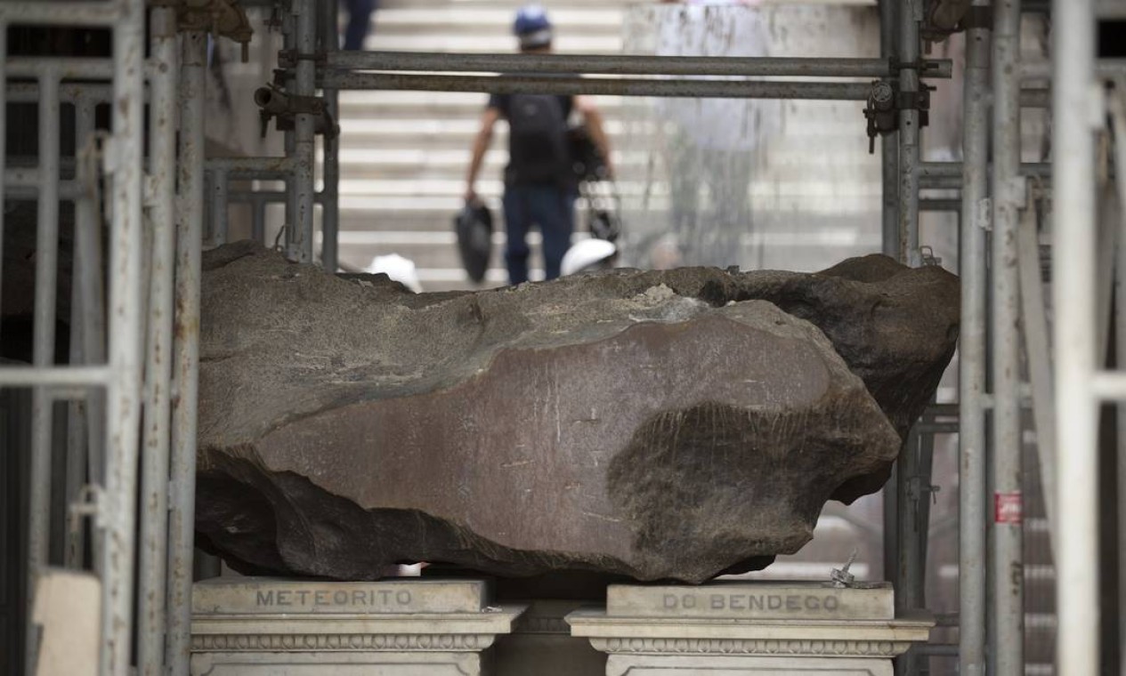 Logo antes da escada central do museu fica o meteorito de Bendegó, considerado pelos pesquisadores o "símbolo de resistência" da instituição Foto: Márcia Foletto / Agência O Globo