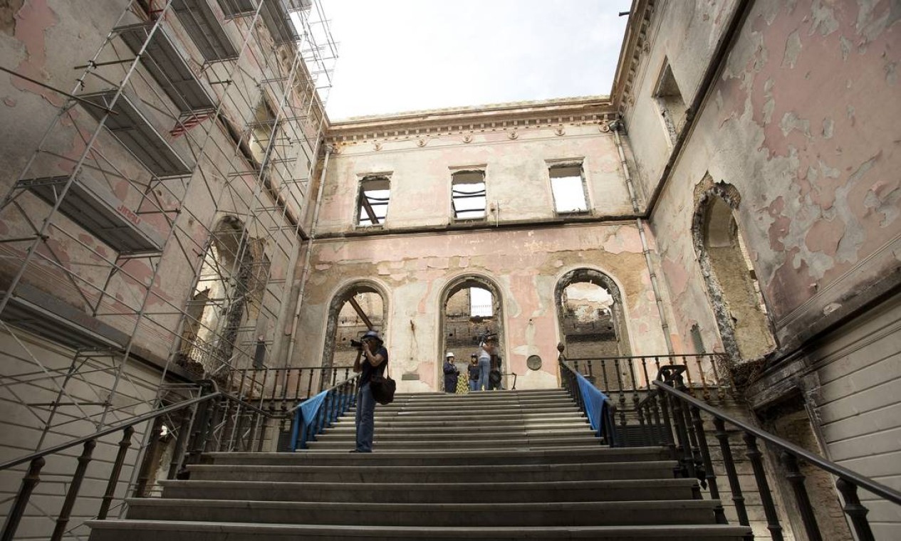 Escada principal, no primeiro salão que se vê logo ao entrar no museu Foto: Márcia Foletto / Agência O Globo
