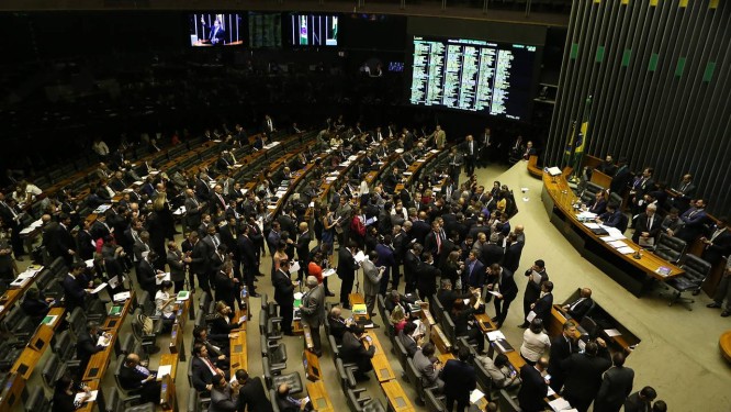 Sessão no plenário da Câmara dos Deputados: acenos a parlamentares com cargos nos estados. Foto: Jorge William / Agência O Globo