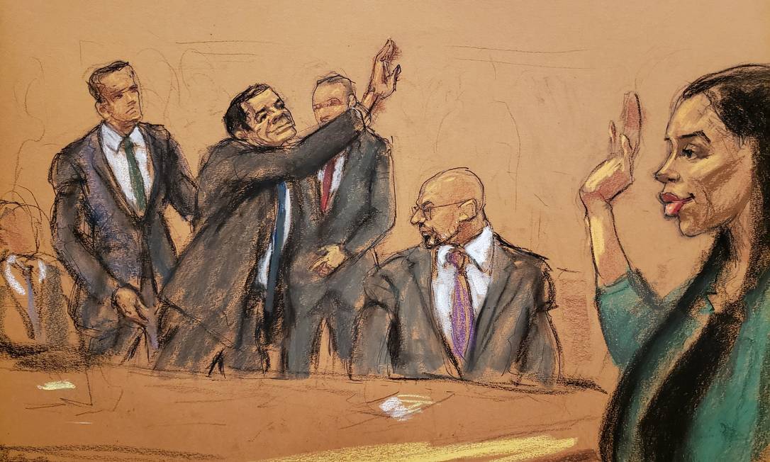 El Chapo acena para a mulher, Emma Coronel, em sessão de julgamento na qual foi declarado culpado, em NY Foto: JANE ROSENBERG / REUTERS