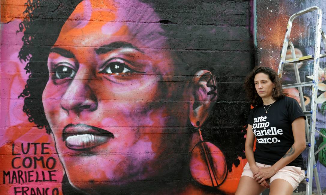 A viúva de Marielle, Mônica Benício, posa ao lado de grafite feito em homenagem à vereadora assassinada Foto: Márcio Alves / Agência O Globo