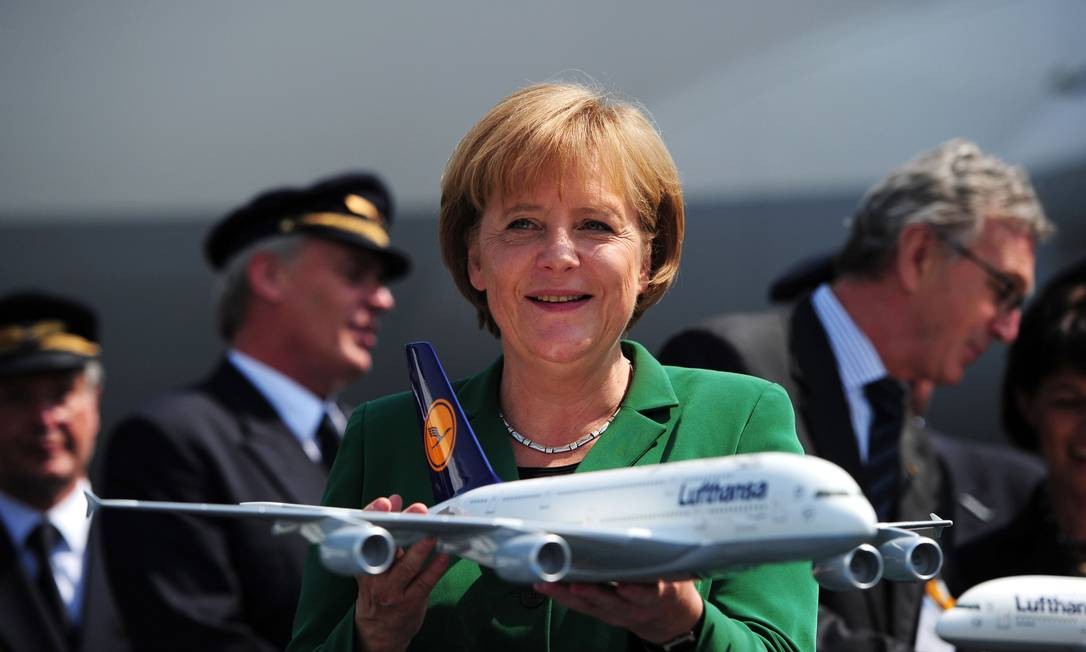 A chanceler alemã Angela Merkel segura um modelo do Airbus A380 da Lufthansa, na Exposição Internacional Aeroespacial, no aeroporto de Schoenefeld (Berlim), em junho de 2010 JOHANNES EISELE / AFP
