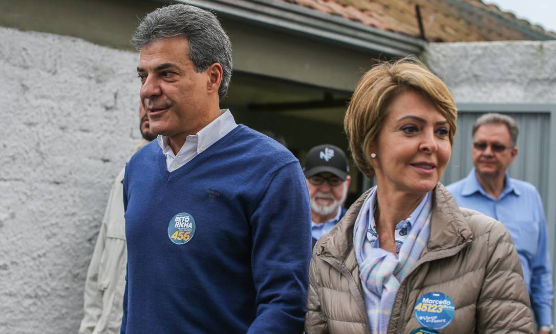 O ex-governador do Paraná Beto Richa, acompanhado pela mulher, Fernanda, durante votação Foto: Geraldo Bubniak / Agência O Globo (07/10/2018)