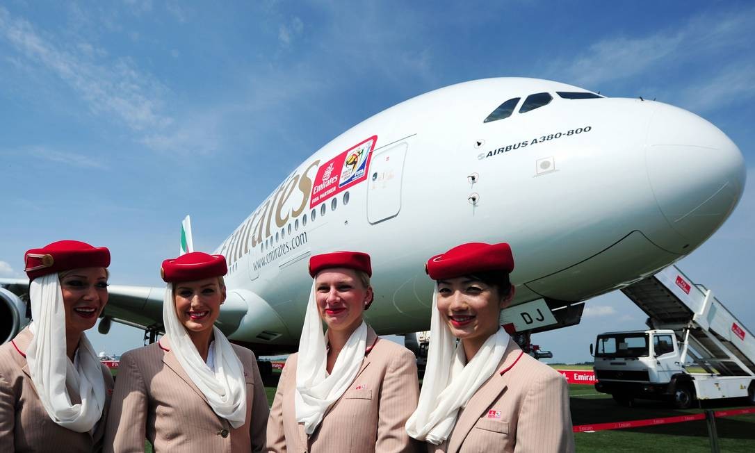 Nesta foto de 8 de junho de 2010, as aeromoças posam na frente de um avião A380 da Emirates Airlines na Exposição Aeroespacial Internacional (ILA), no aeroporto de Schoenefeld, em Berlim JOHANNES EISELE / AFP