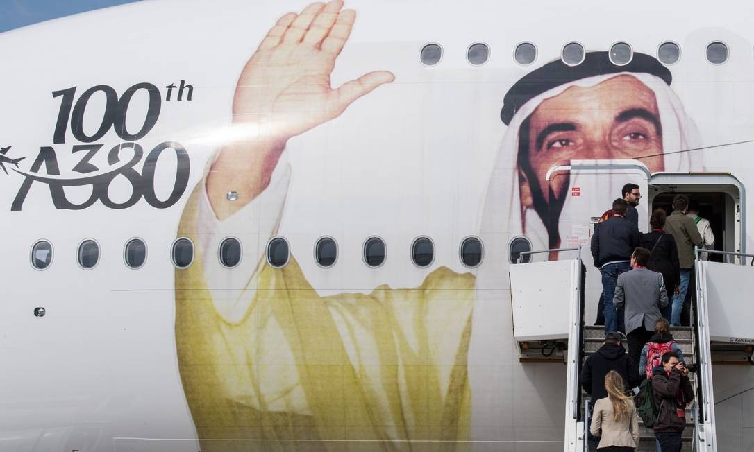 Em abril de 2018, visitantes embarcaram em um Airbus A380 da Emirates decorado com um retrato gigante do fundador dos Emirados Árabes Unidos, Zayed bin Sultan Al Nahyan, para celebrar o centenário de seu nascimento, na International Aerospace Exhibition (ILA), no Aeroporto de Schoenefeld, perto de Berlim JOHN MACDOUGALL / AFP