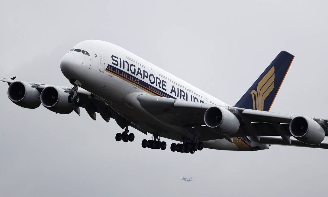 Um Airbus A380, da Singapore Airlines, se aproxima do aeroporto de Frankfurt, na Alemanha, em 12 de fevereiro de 2019 KAI PFAFFENBACH / REUTERS