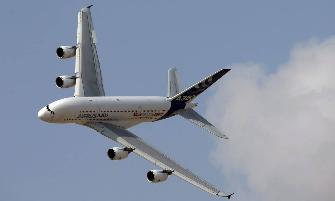 Um Airbus A380 faz uma manobra durante o Dubai Airshow, em Dubai, em novembro de 2013 KARIM SAHIB / AFP