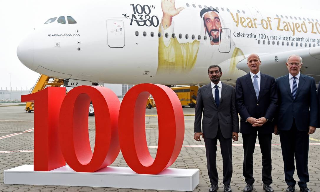 Tom Enders, presidente-executivo da Airbus (ao centro), o xeque Ahmed bin Saeed Al Maktoum, presidente e CEO da Emirates (à esqueda), e Tim Clark, presidente Emirates Airlines, posam para a mídia durante uma cerimônia de entrega do 100º Airbus A380 para a empresa aérea do Golfo, na sede da Airbus em Hamburgo-Finkenwerder, Alemanha, em 3 de novembro de 2017 Fabian Bimmer / REUTERS