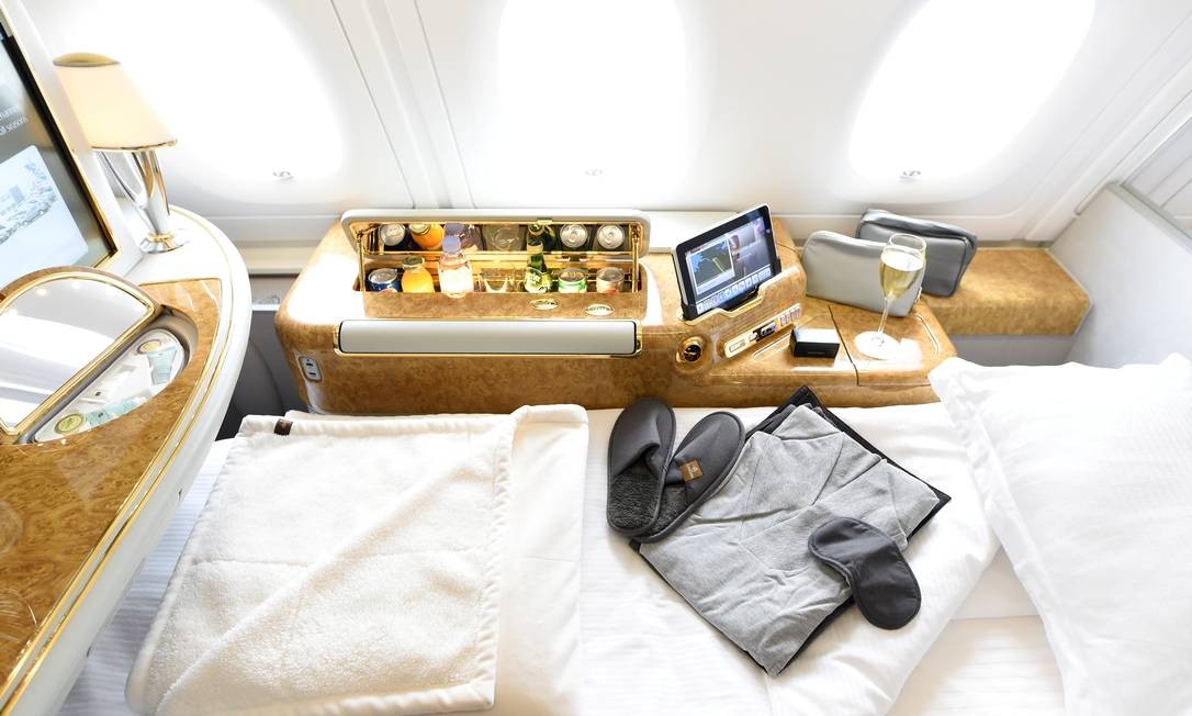 Cabine da primeira classe de um Airbus A380 é apresentada durante a cerimônia de entrega do 100º Airbus A380 para a Emirates Airlines, na sede alemã da empresa da Airbus, em Hamburg-Finkenwerder, Alemanha Fabian Bimmer / REUTERS