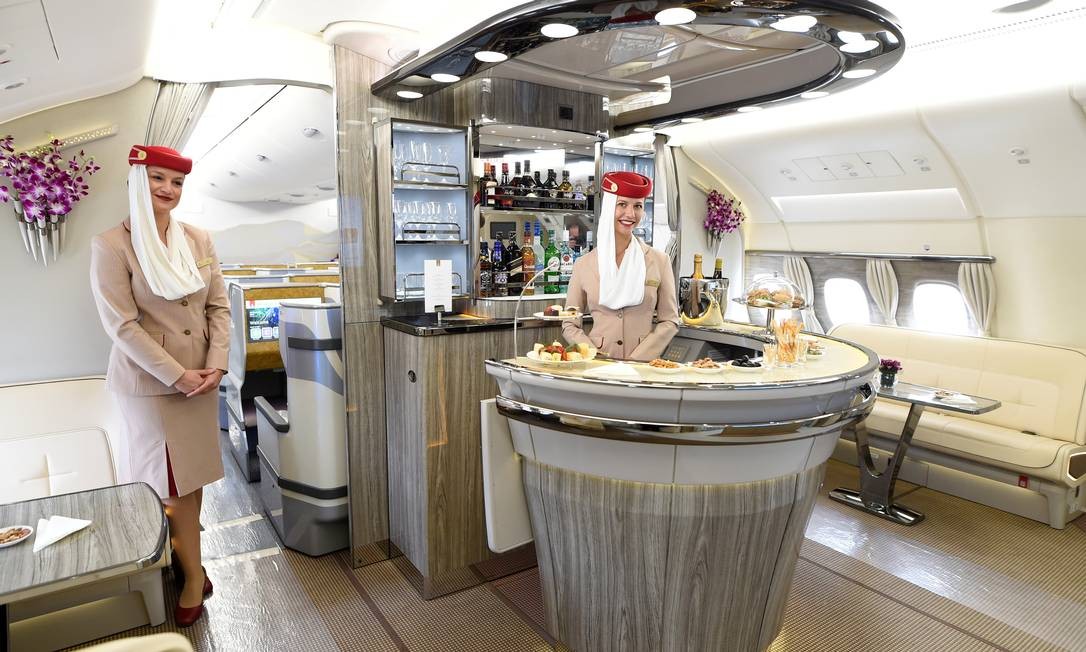 O Airbus A380 da Emirates tem um bar a bordo à disposição dos passageiros Fabian Bimmer / REUTERS