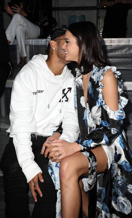 Neymar e Bruna Marquezine na Off-White Foto: Pierre Suu / Getty Images