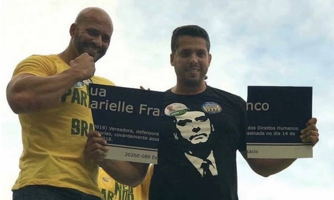 Em 2019, Rodrigo Amorim (de preto), durante campanha eleitoral, quebrou placa em homenagem a Marielle Franco e exibiu como trofeu Foto: Reprodução
