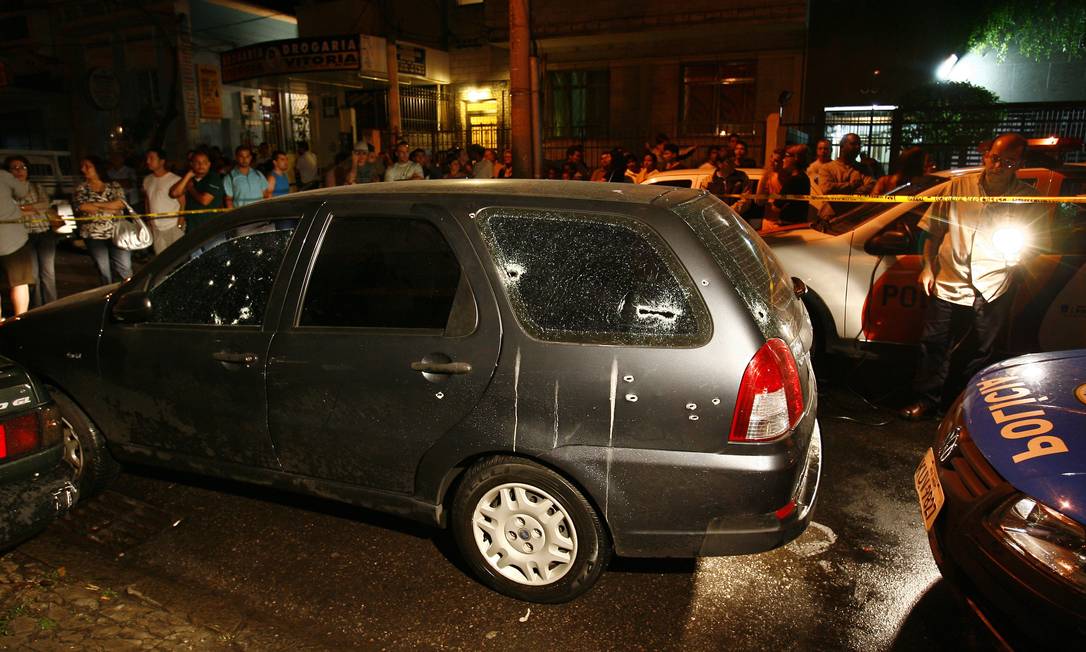 Policiais militares atiram contra o carro em que estavam Alessandra e os dois filhos, na Rua General Espírito Santo Cardoso, na Tijuca Foto: Mônica Imbuzeiro / Mônica Imbuzeiro/06.07.2008