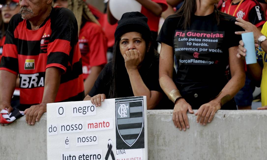 Torcedora homenageia vítimas do incêndio MARCELO THEOBALD / MARCELO THEOBALD