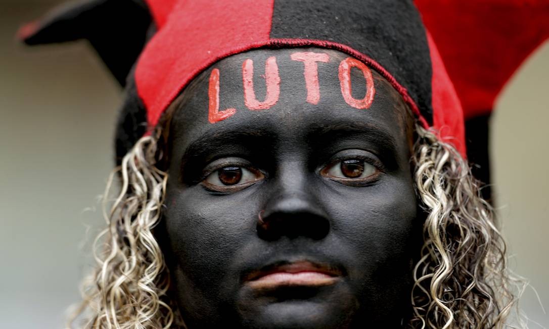 Torcedora de luto no Maracan&atilde; MARCELO THEOBALD / MARCELO THEOBALD