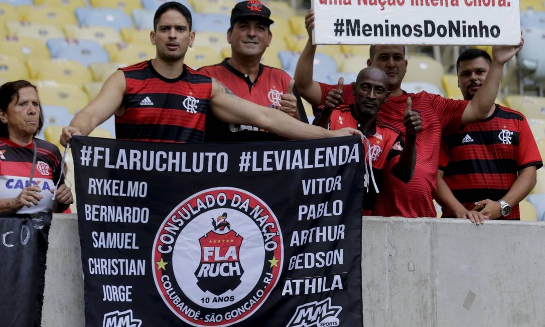 Torcedores do Flamengo com os nomes das 10 v&iacute;timas MARCELO THEOBALD / Ag&ecirc;ncia O Globo