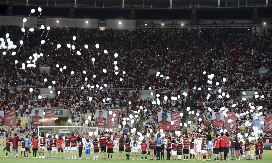 Bal&otilde;es em homenagem &agrave;s v&iacute;timas s&atilde;o soltos no gramado do Maracan&atilde; antes de a bola rolar MARCELO THEOBALD / MARCELO THEOBALD
