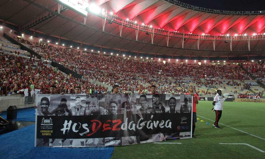 Faixa em homenagem &agrave;s dez v&iacute;timas da trag&eacute;dia no Ninho do Urubu MARCELO THEOBALD / MARCELO THEOBALD
