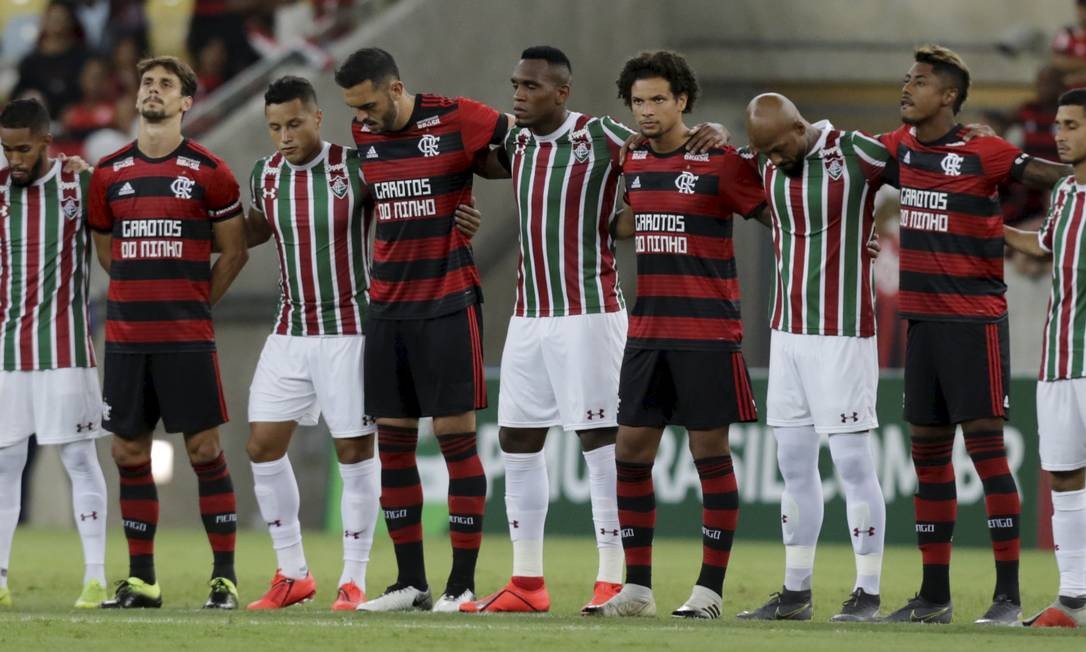 Jogadores de Flamengo e Fluminense abra&ccedil;ados antes de a bola rolar MARCELO THEOBALD / MARCELO THEOBALD